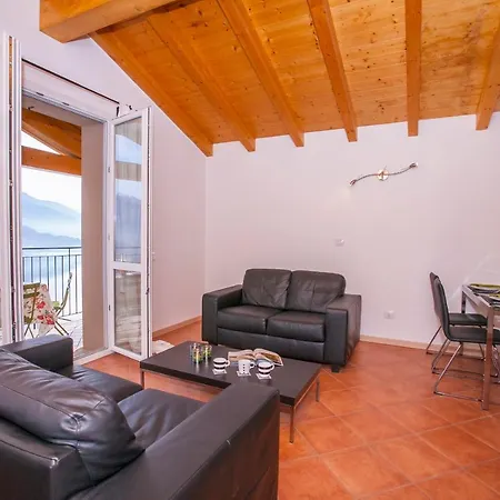 Sleeps 4 * Gravedona
