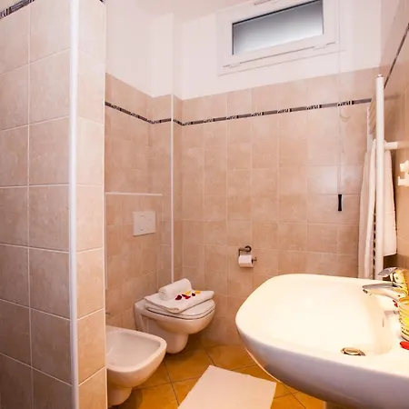 Apartment Sleeps 4 Gravedona